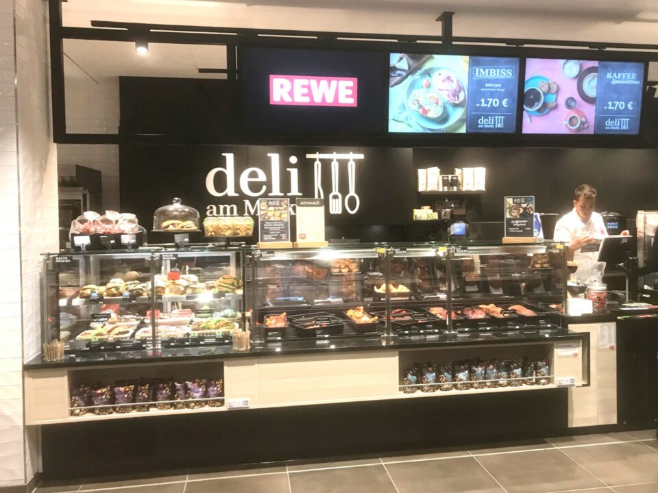 Wiedereröffnung REWE mit deli-Markt im Einkaufszentrum "das Schloss" in Berlin Steglitz